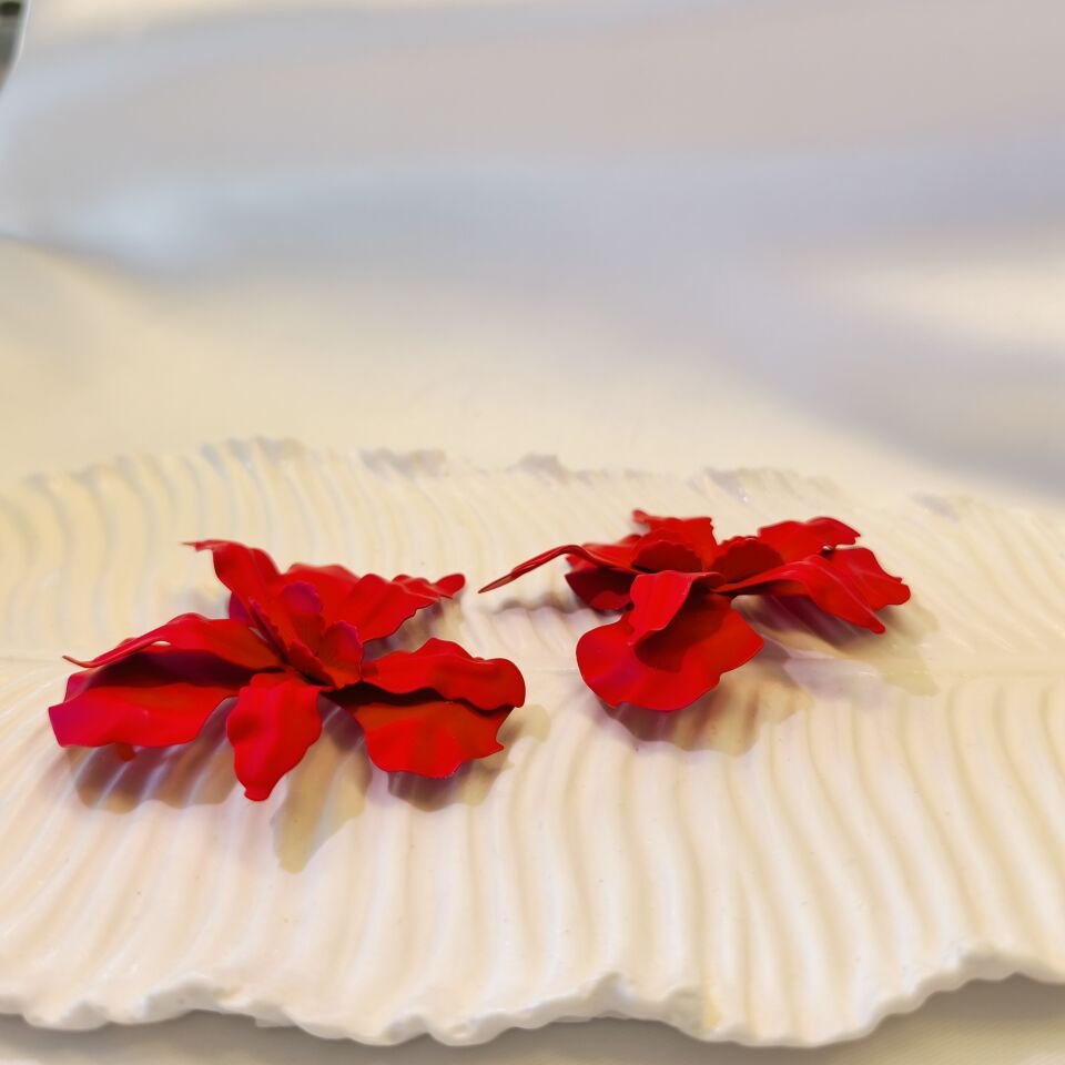 KIRMIZI ÇİÇEK TASARIMLI DEMİR KÜPE