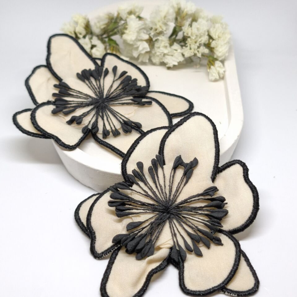 ZARİF  POLYESTER KUMAŞ  SİYAH-BEJ ÇİÇEK KÜPE