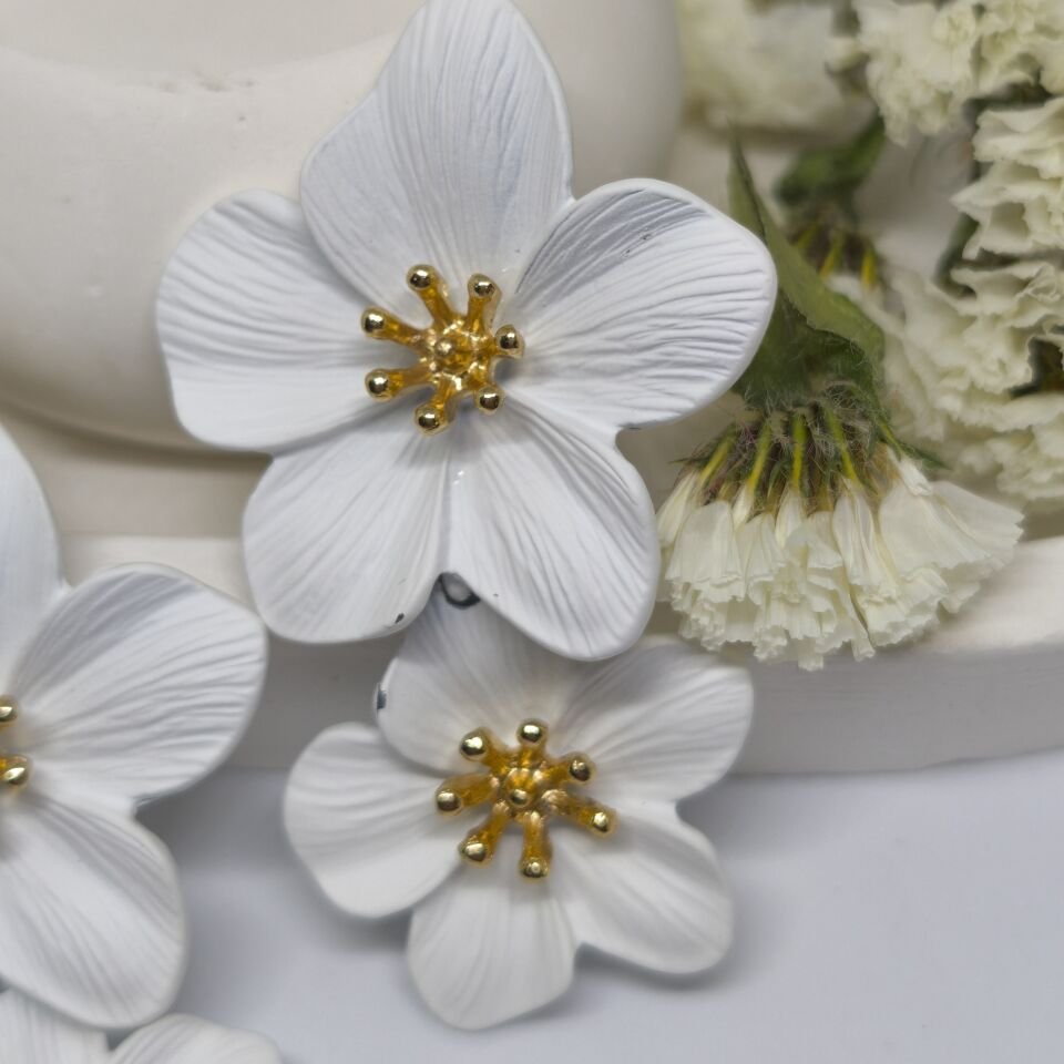 ZARİF GOLD DETAYLI BEYAZ ÇİÇEK KÜPE