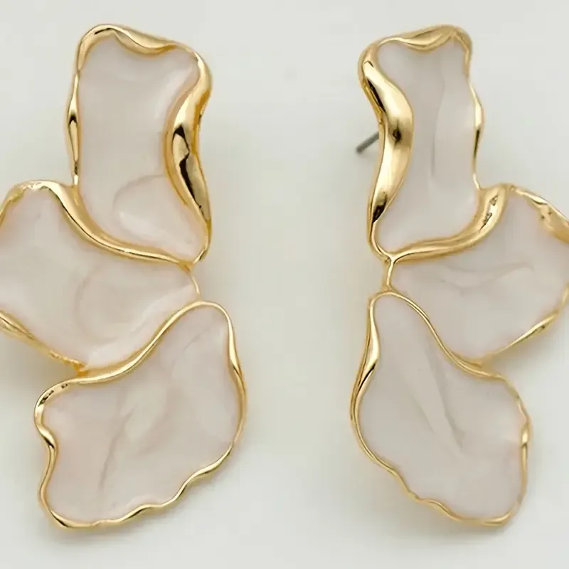 ZARİF GOLD DETAYLI BEYAZ YARIM  ÇİÇEK KÜPE