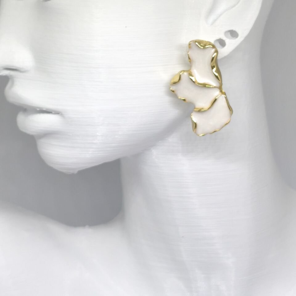 ZARİF GOLD DETAYLI BEYAZ YARIM  ÇİÇEK KÜPE