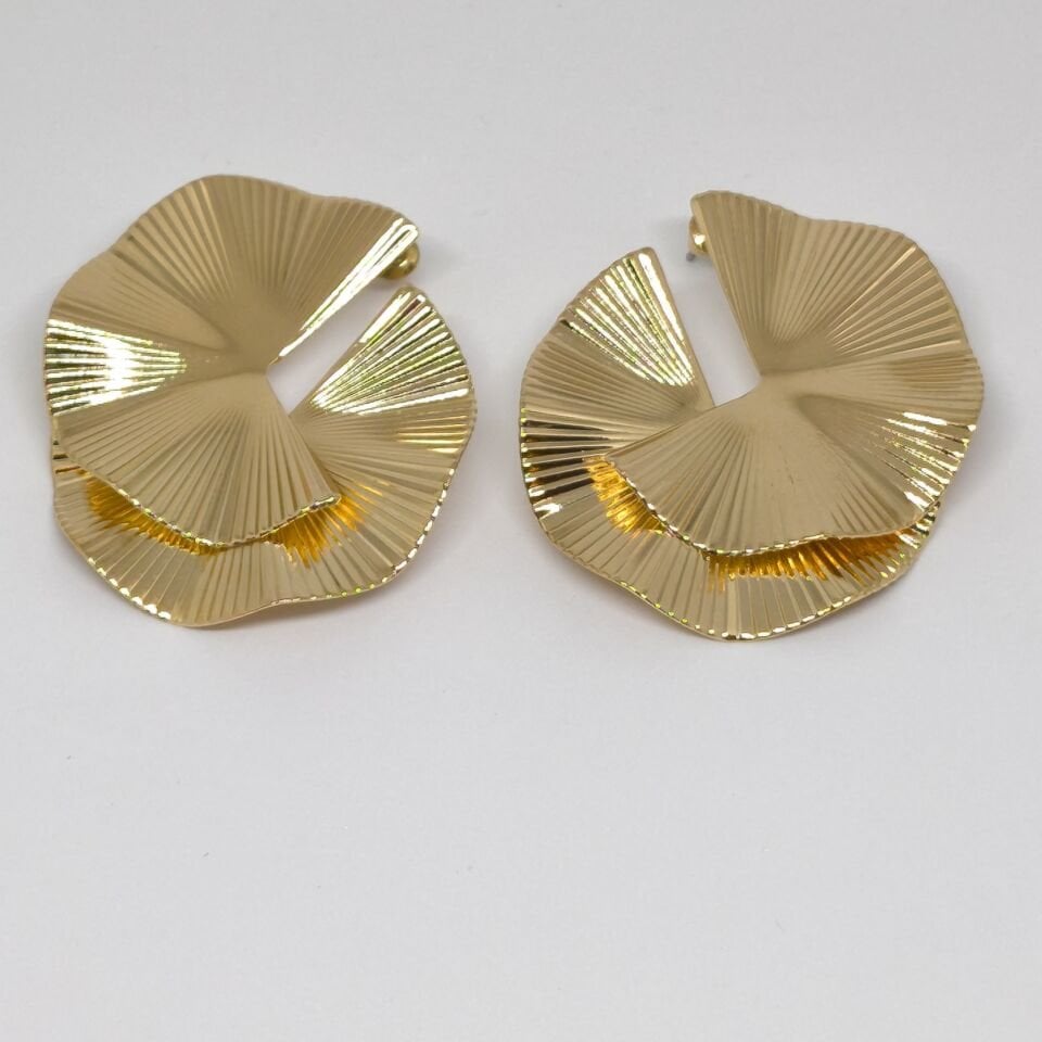 DÜZENSİZ YELPAZE TASARIMLI GOLD KÜPE