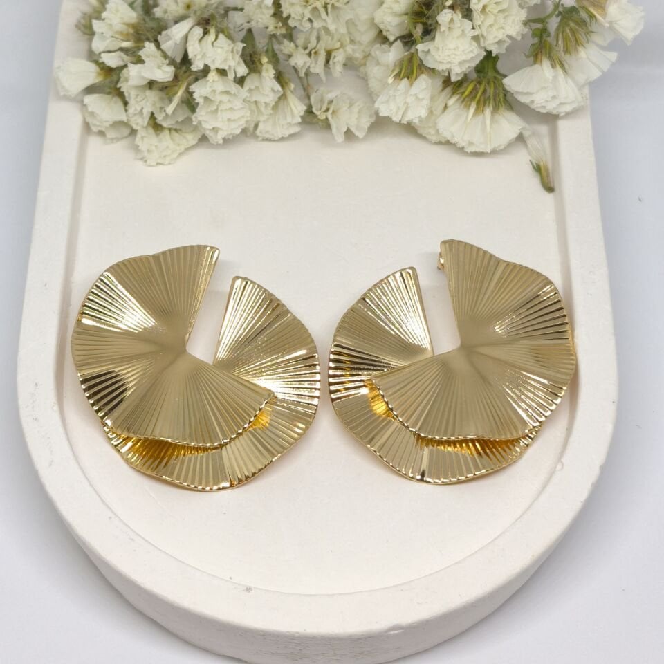 DÜZENSİZ YELPAZE TASARIMLI GOLD KÜPE