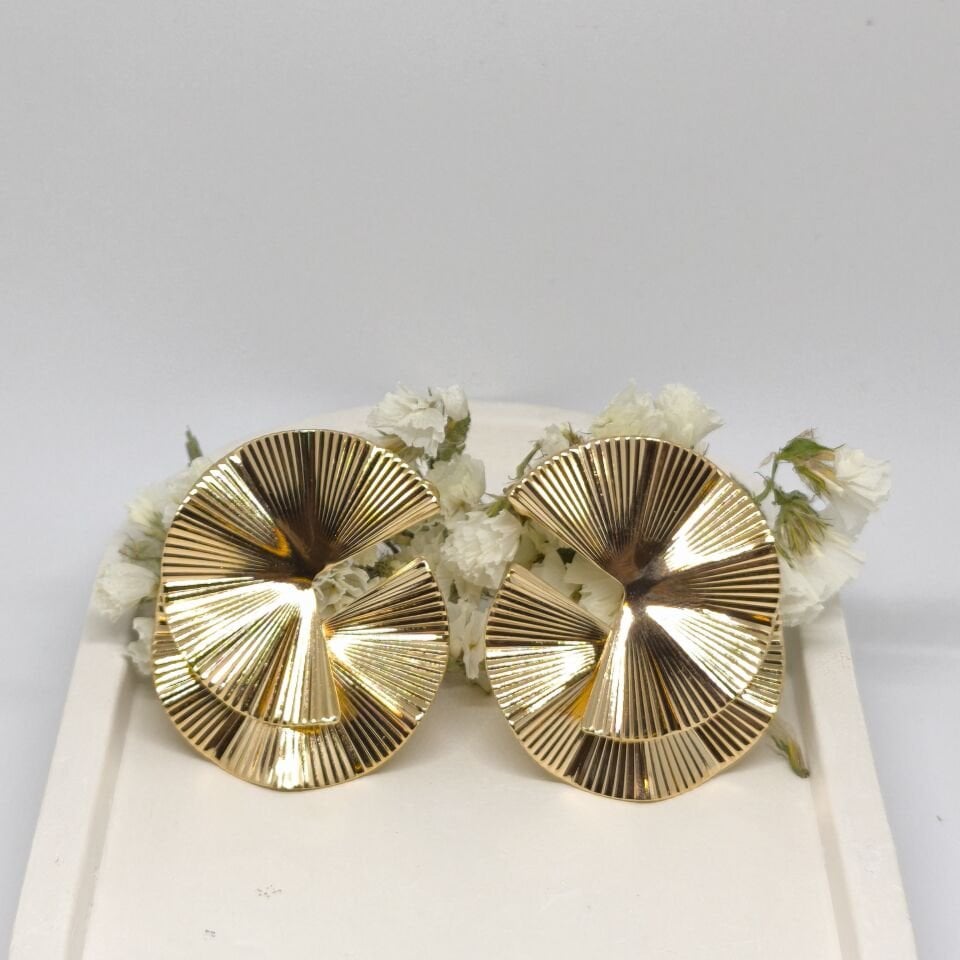 DÜZENSİZ YELPAZE TASARIMLI GOLD KÜPE