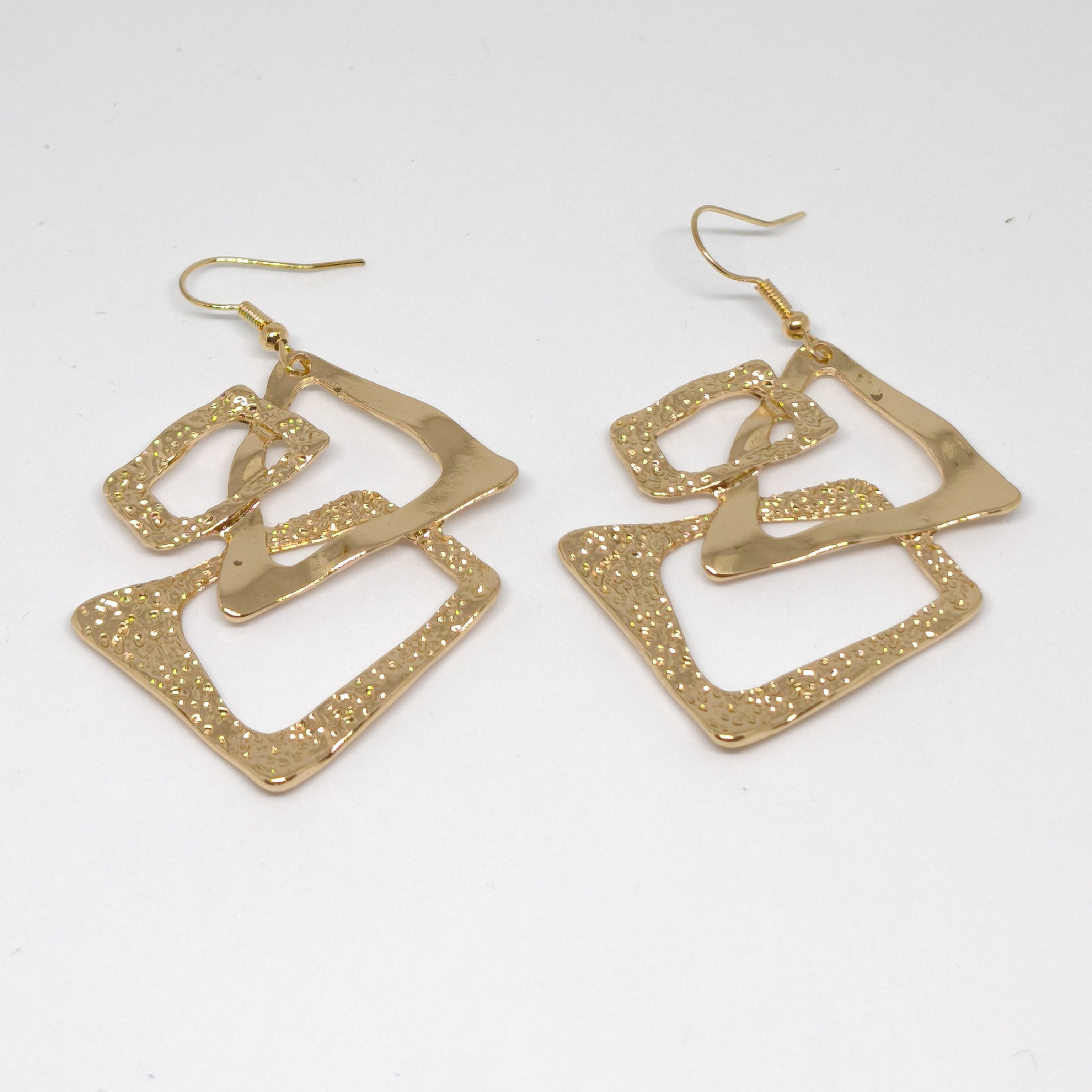 ZARİF,GÖSTERİŞLİ ÜÇGEN,DİKDÖRTGEN VE TRAPEZ ŞEKİLLİ GOLD KÜPE