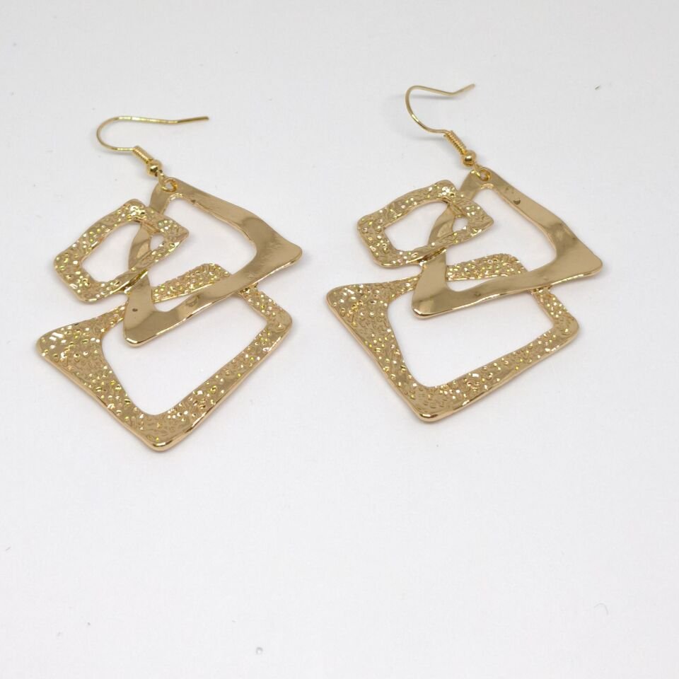 ZARİF,GÖSTERİŞLİ ÜÇGEN,DİKDÖRTGEN VE TRAPEZ ŞEKİLLİ GOLD KÜPE