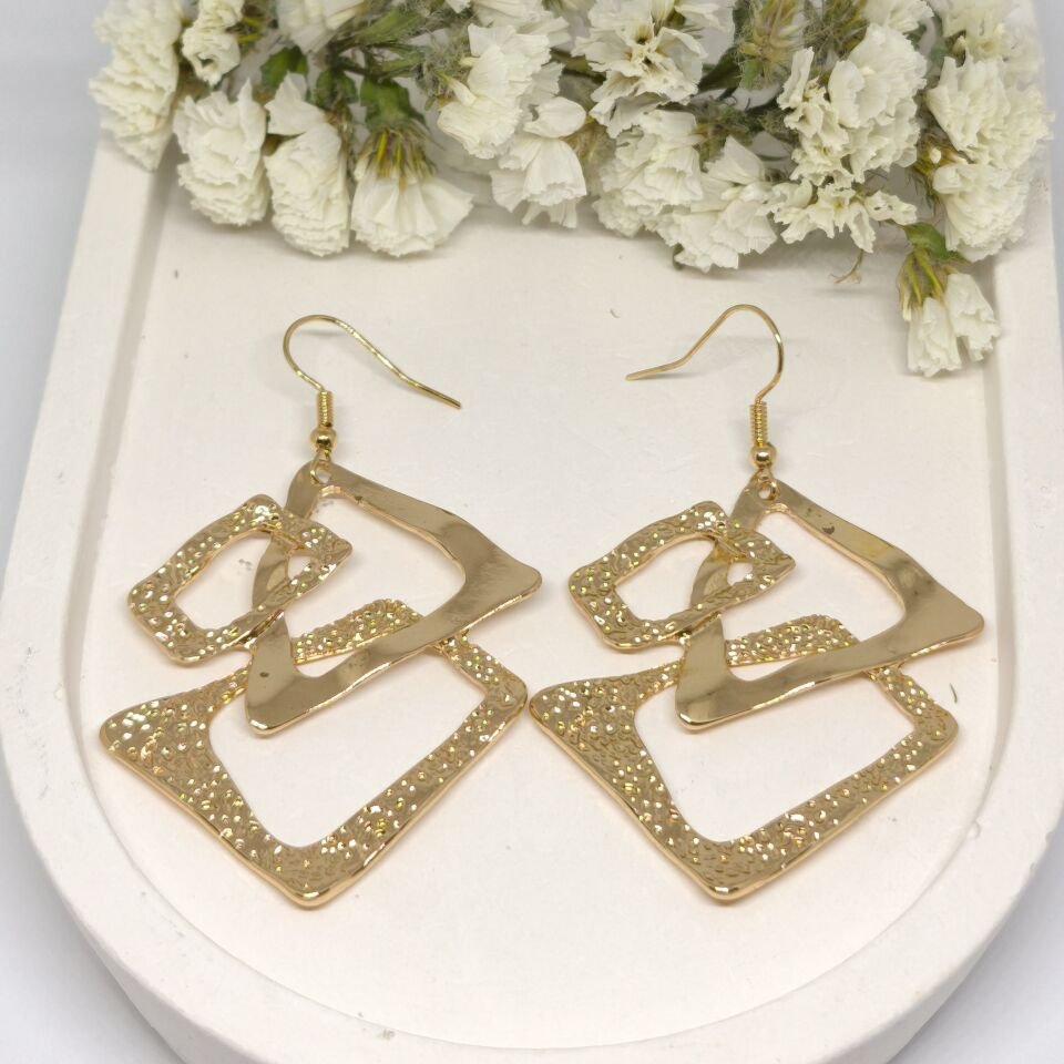 ZARİF,GÖSTERİŞLİ ÜÇGEN,DİKDÖRTGEN VE TRAPEZ ŞEKİLLİ GOLD KÜPE