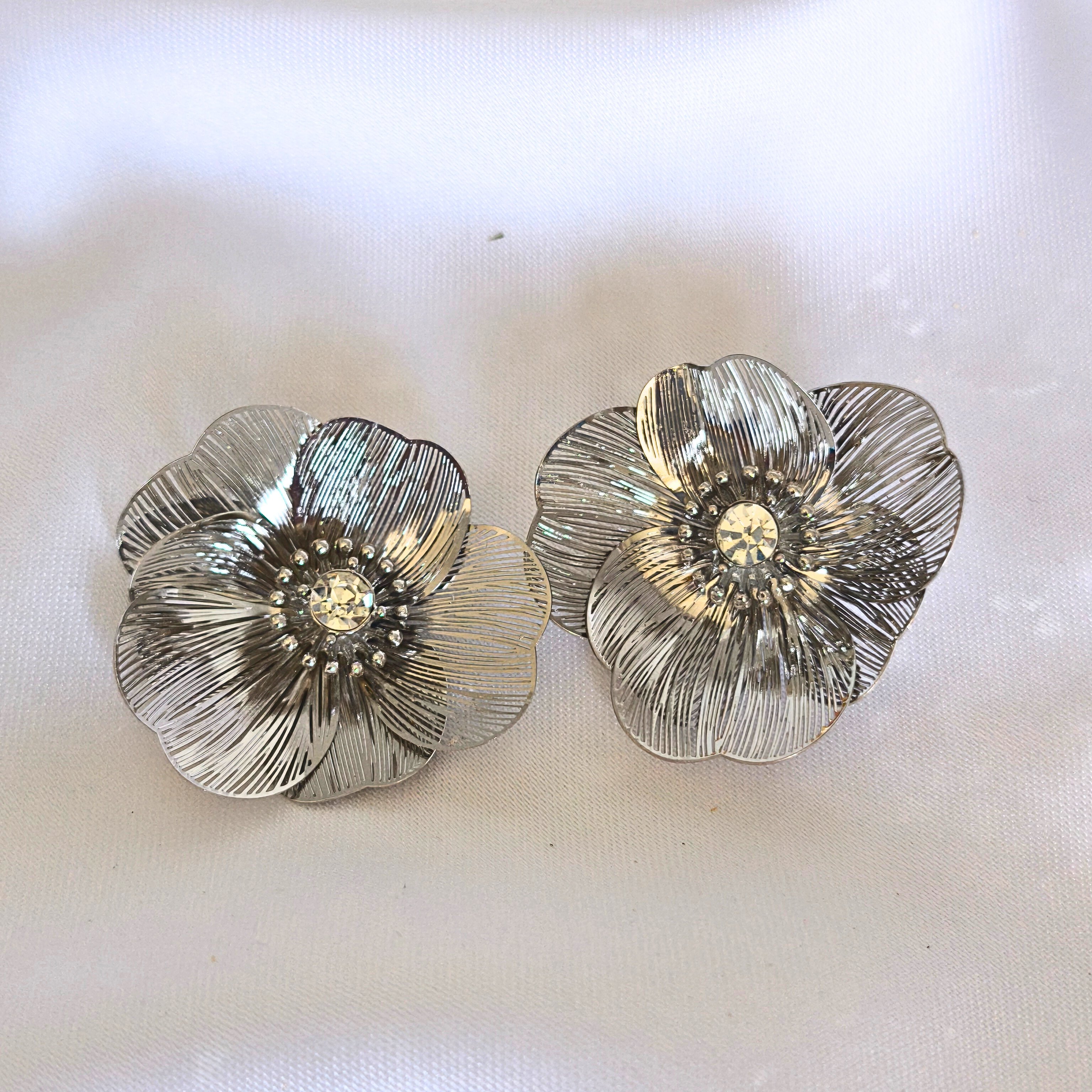 ELEGANT ZARİF 18 AYAR ALTIN KAPLAMA GÜMÜŞ RENGİ TAŞLI ÇİÇEK KÜPE