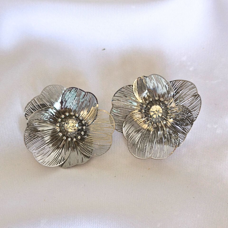 ELEGANT ZARİF 18 AYAR ALTIN KAPLAMA GÜMÜŞ RENGİ TAŞLI ÇİÇEK KÜPE