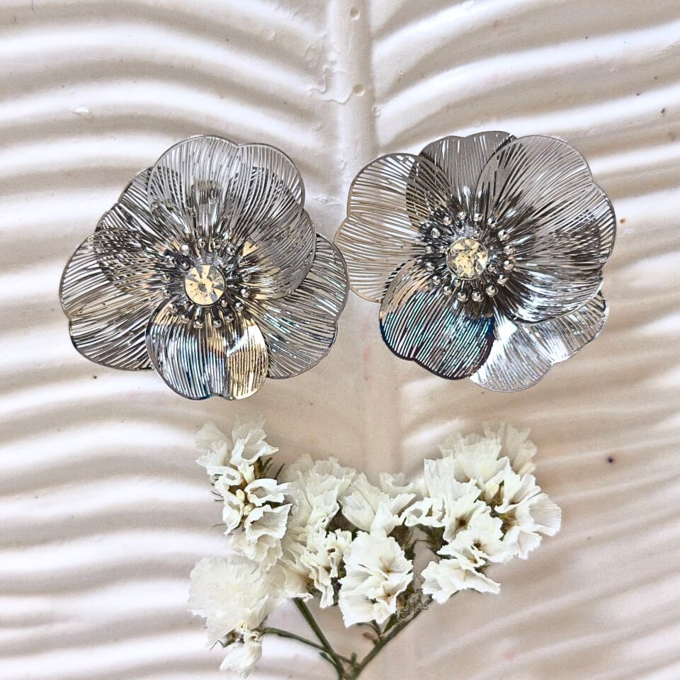 ELEGANT ZARİF GÜMÜŞ RENGİ TAŞLI ÇİÇEK KÜPE
