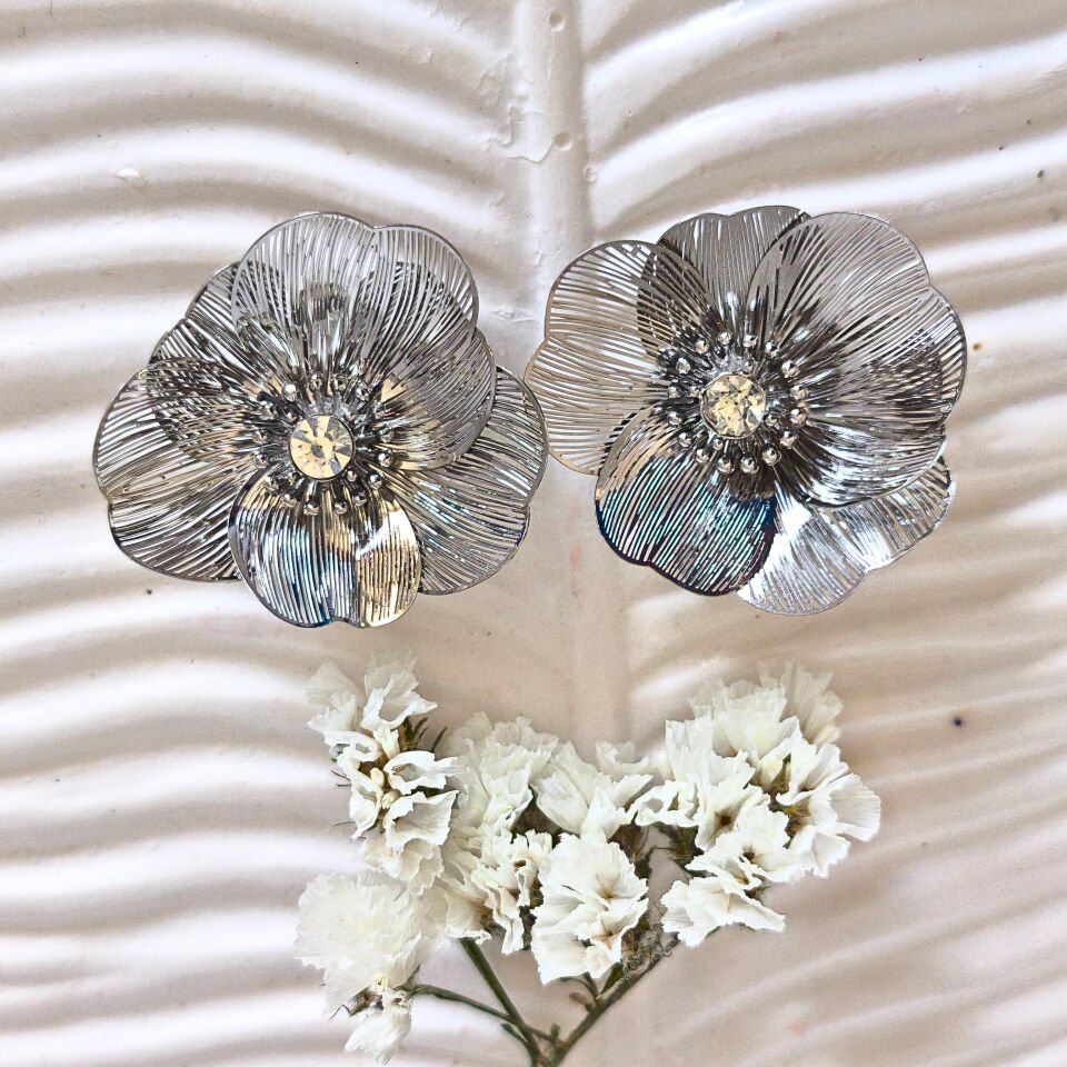 ELEGANT ZARİF 18 AYAR ALTIN KAPLAMA GÜMÜŞ RENGİ TAŞLI ÇİÇEK KÜPE