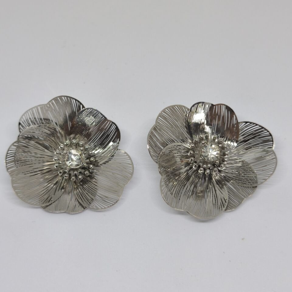 ELEGANT ZARİF GÜMÜŞ RENGİ TAŞLI ÇİÇEK KÜPE