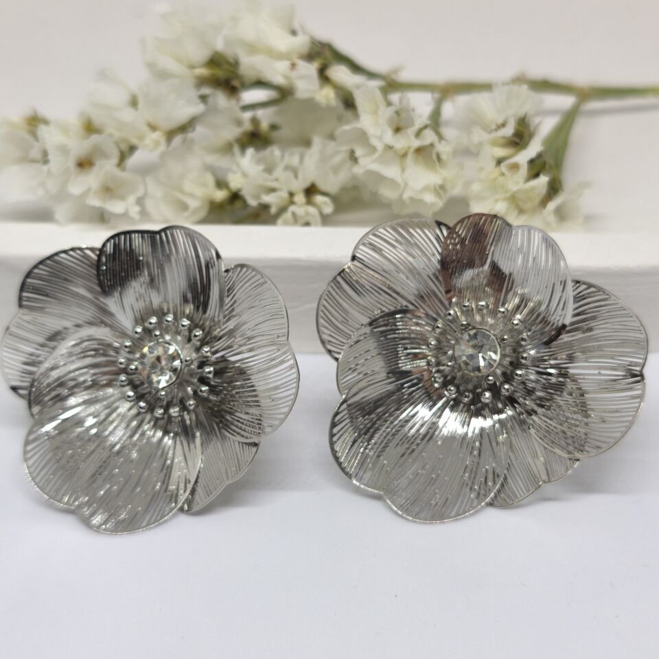 ELEGANT ZARİF 18 AYAR ALTIN KAPLAMA GÜMÜŞ RENGİ TAŞLI ÇİÇEK KÜPE