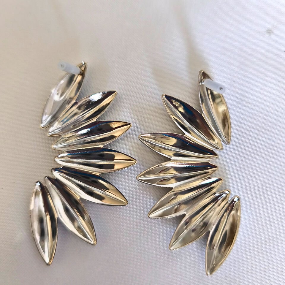 ALTIN KAPLAMA YELPAZE ŞEKLİNDE GÜMÜŞ RENKLİ DEMİR KÜPE