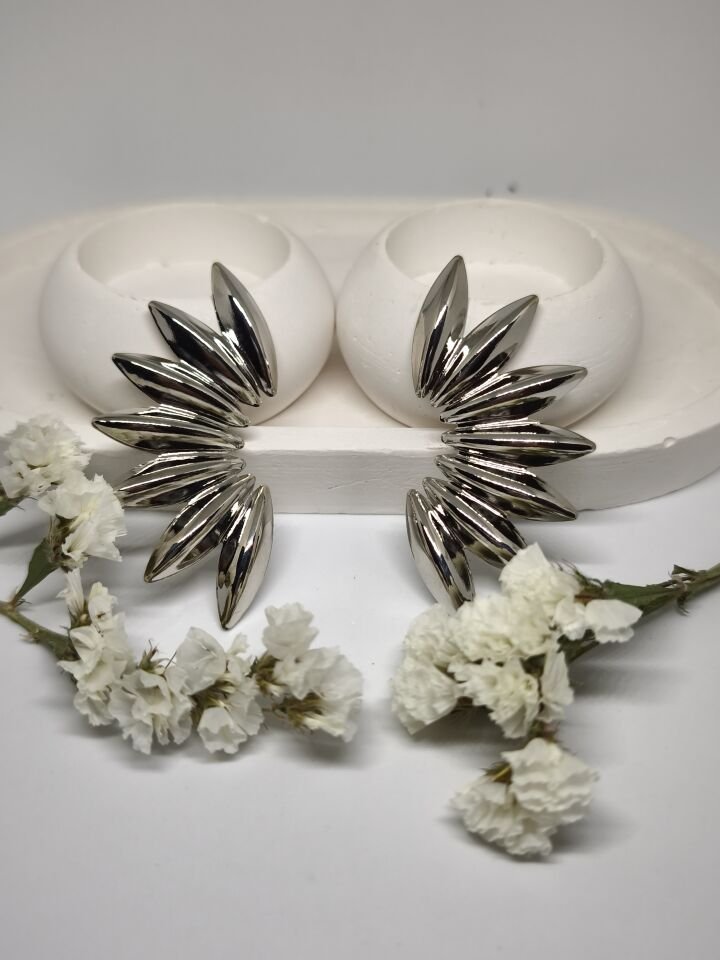 ALTIN KAPLAMA YELPAZE ŞEKLİNDE GÜMÜŞ RENKLİ DEMİR KÜPE