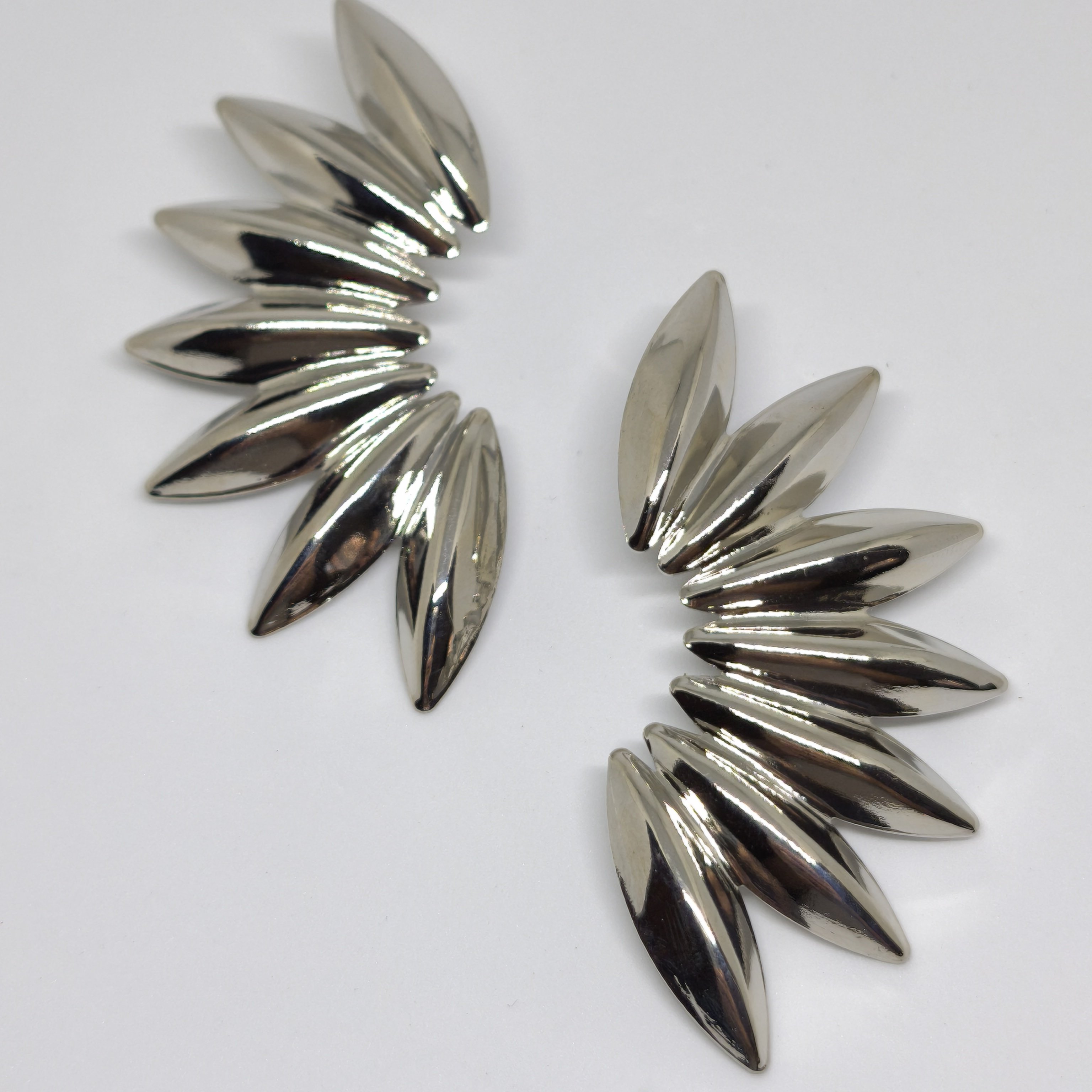 ALTIN KAPLAMA YELPAZE ŞEKLİNDE GÜMÜŞ RENKLİ DEMİR KÜPE