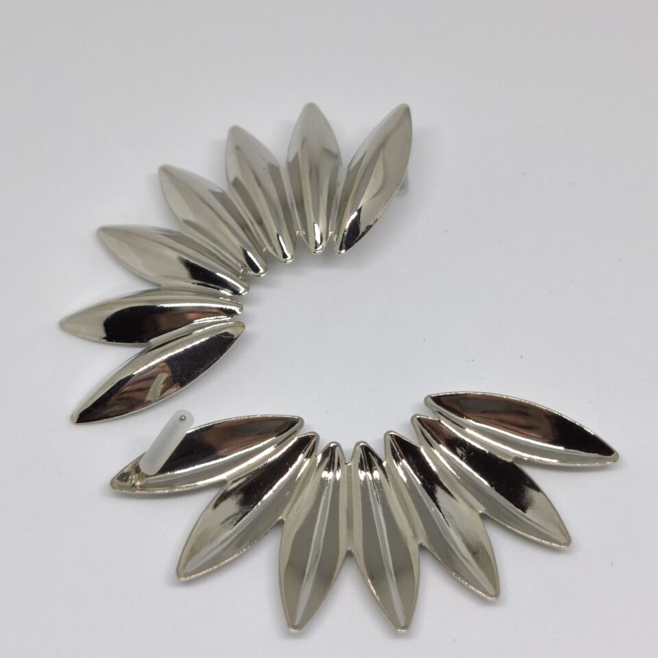 ALTIN KAPLAMA YELPAZE ŞEKLİNDE GÜMÜŞ RENKLİ DEMİR KÜPE