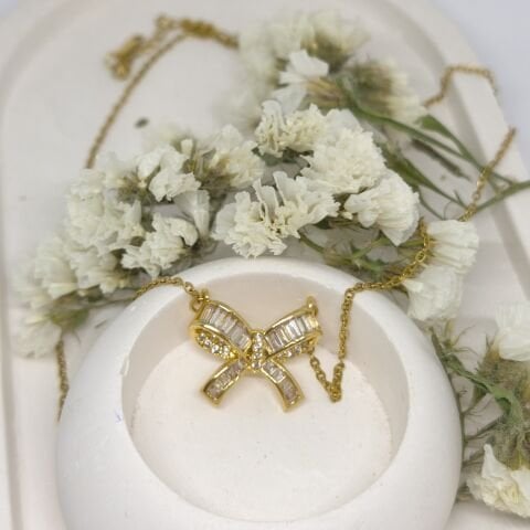ELEGANT PASLANMAZ ÇELİK  BAGET TAŞLI  FİYONK TASARIMLI GOLD  KOLYE