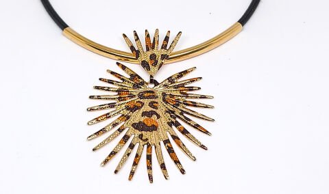 DERİ SAPLI ,LEOPAR DESENLİ  DİKENLİ KALP GOLD KOLYE