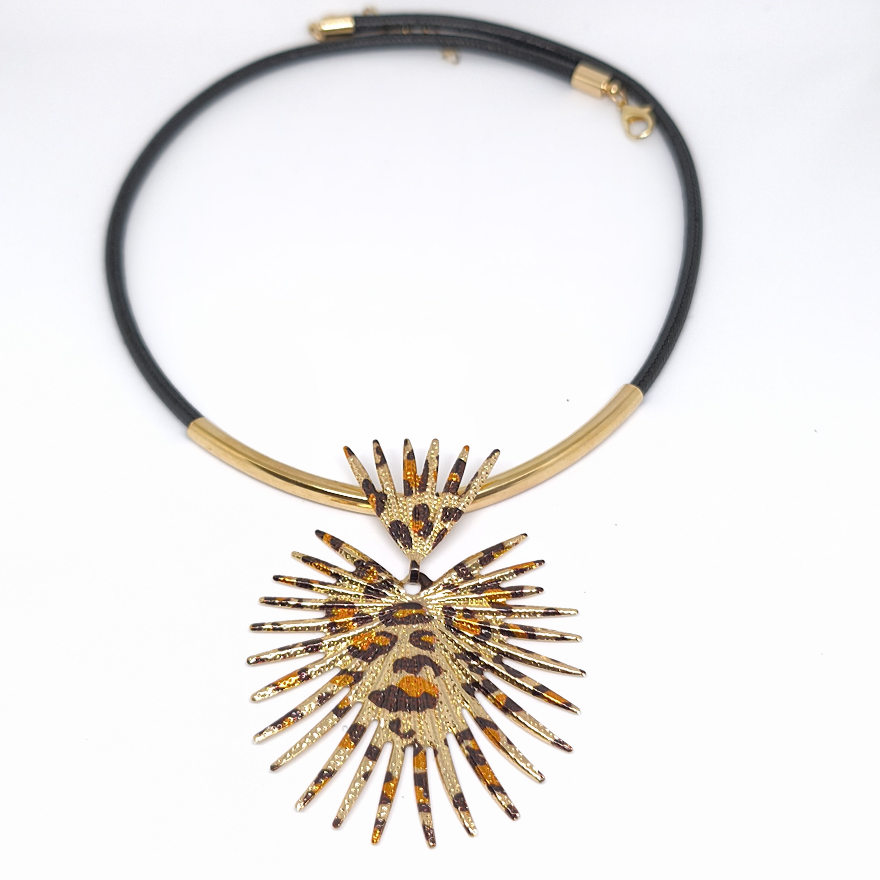 DERİ SAPLI ,LEOPAR DESENLİ  DİKENLİ KALP GOLD KOLYE