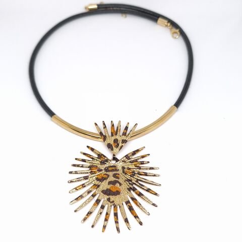 DERİ SAPLI ,LEOPAR DESENLİ  DİKENLİ KALP GOLD KOLYE