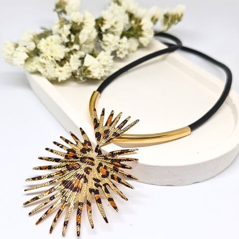 DERİ SAPLI ,LEOPAR DESENLİ  DİKENLİ KALP GOLD KOLYE
