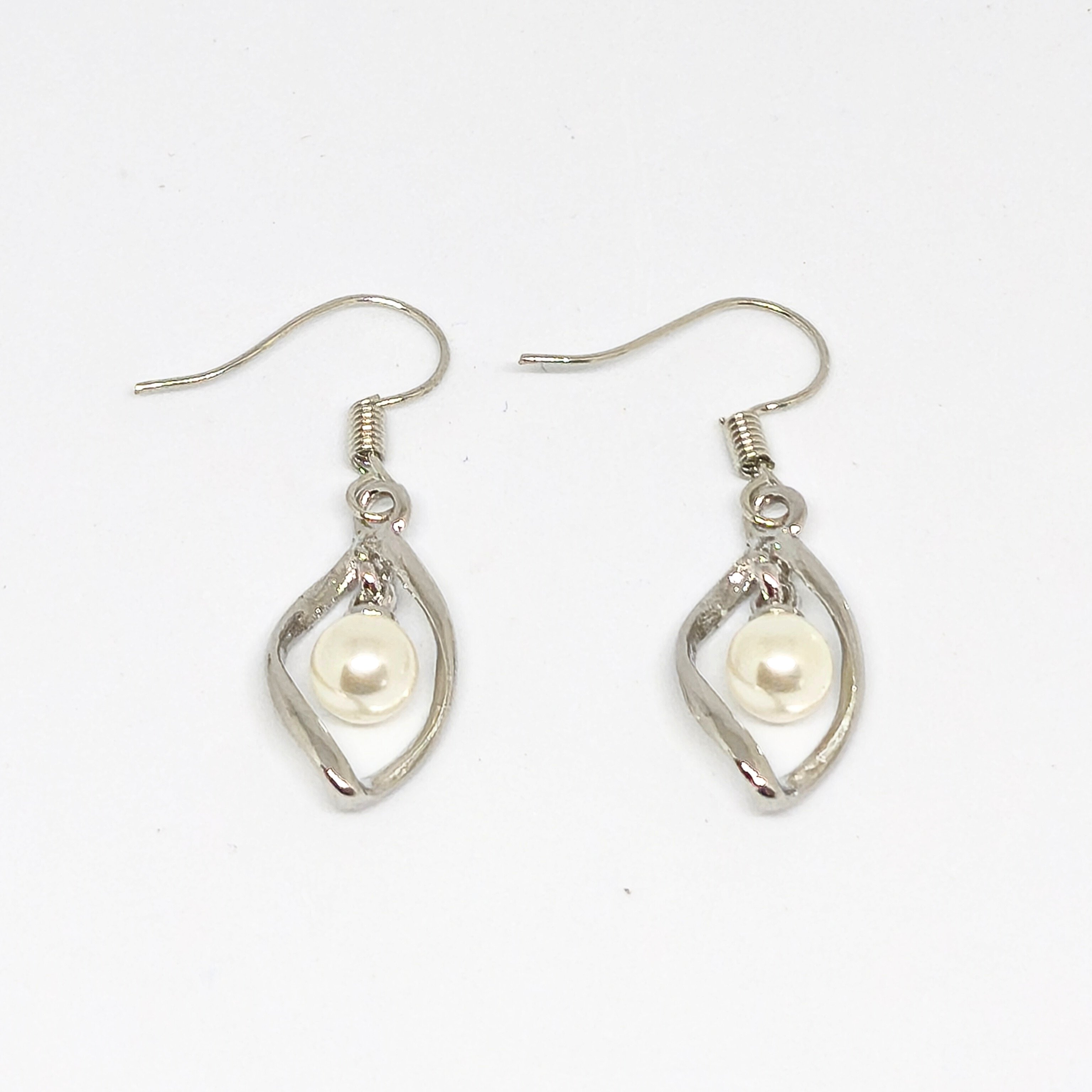 ELEGANT 925 AYAR GÜMÜŞ,İNCİLİ OVAL  SALLANTILI KÜPE