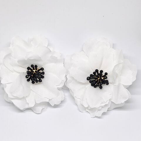 ORTASI SİYAH BONCUKLU , BEYAZ KUMAŞ ÇİÇEK KÜPE