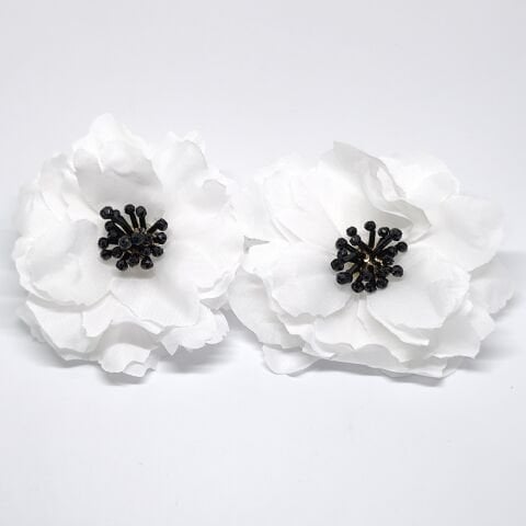 ORTASI SİYAH BONCUKLU , BEYAZ KUMAŞ ÇİÇEK KÜPE