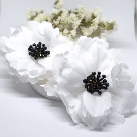 ORTASI SİYAH BONCUKLU , BEYAZ KUMAŞ ÇİÇEK KÜPE