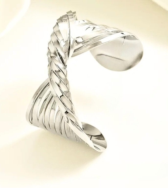 ELEGANT BÜKÜLMÜŞ ŞEKİLLİ ÇİZGİLİ MANŞET BİLEKLİK