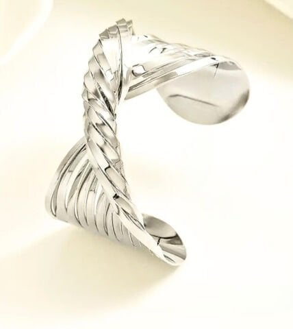 ELEGANT BÜKÜLMÜŞ ŞEKİLLİ ÇİZGİLİ MANŞET BİLEKLİK