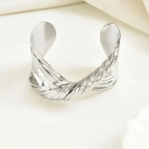 ELEGANT BÜKÜLMÜŞ ŞEKİLLİ ÇİZGİLİ MANŞET BİLEKLİK