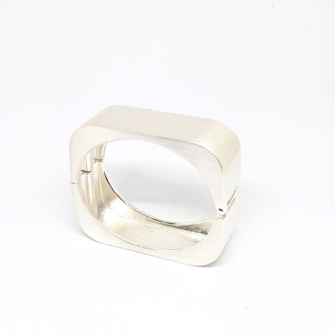 AVANGART ALTIN KAPLAMA GEOMETRİK KARE ,MAT GÜMÜŞ RENGİ KELEPÇE BİLEKLİK