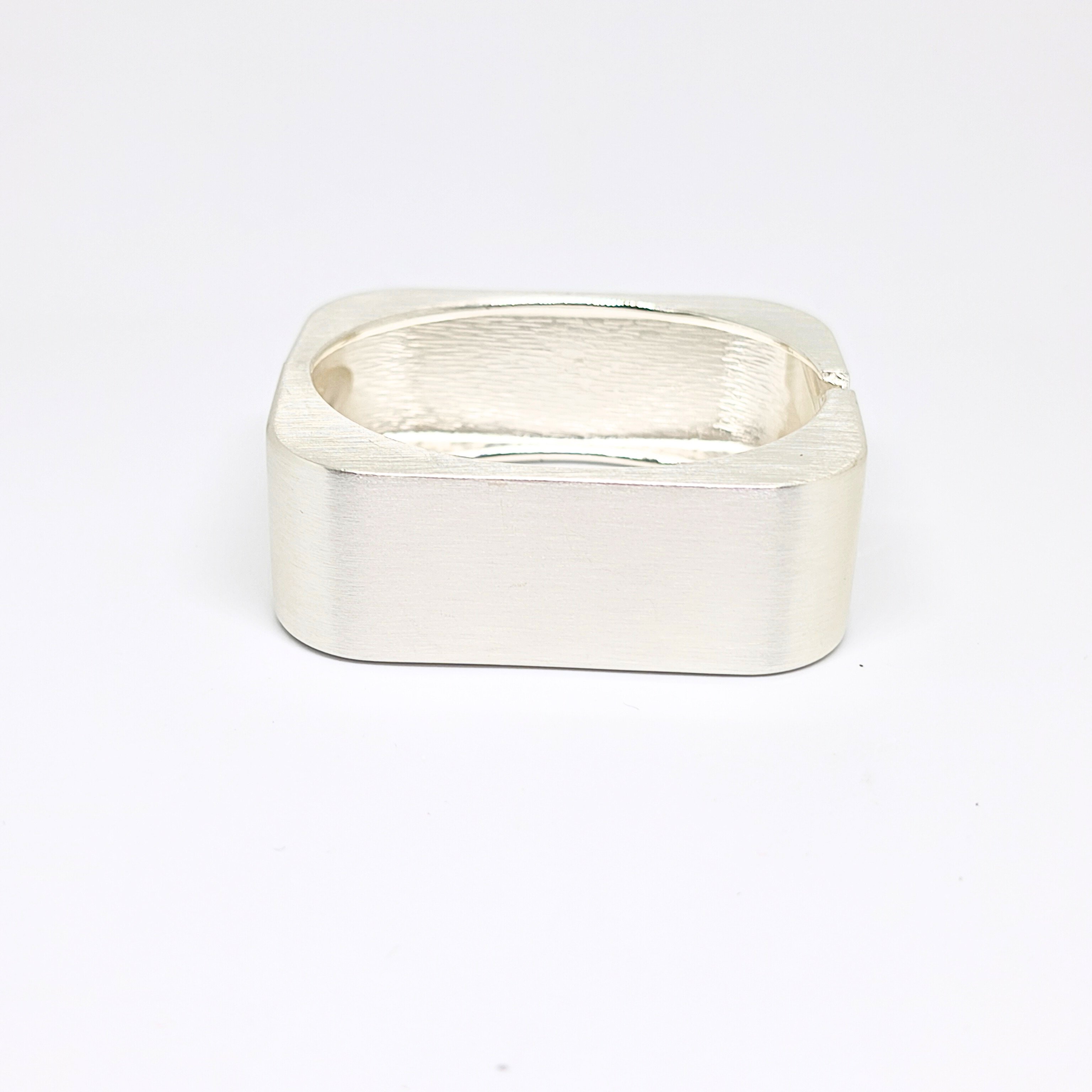 AVANGART ALTIN KAPLAMA GEOMETRİK KARE ,MAT GÜMÜŞ RENGİ KELEPÇE BİLEKLİK