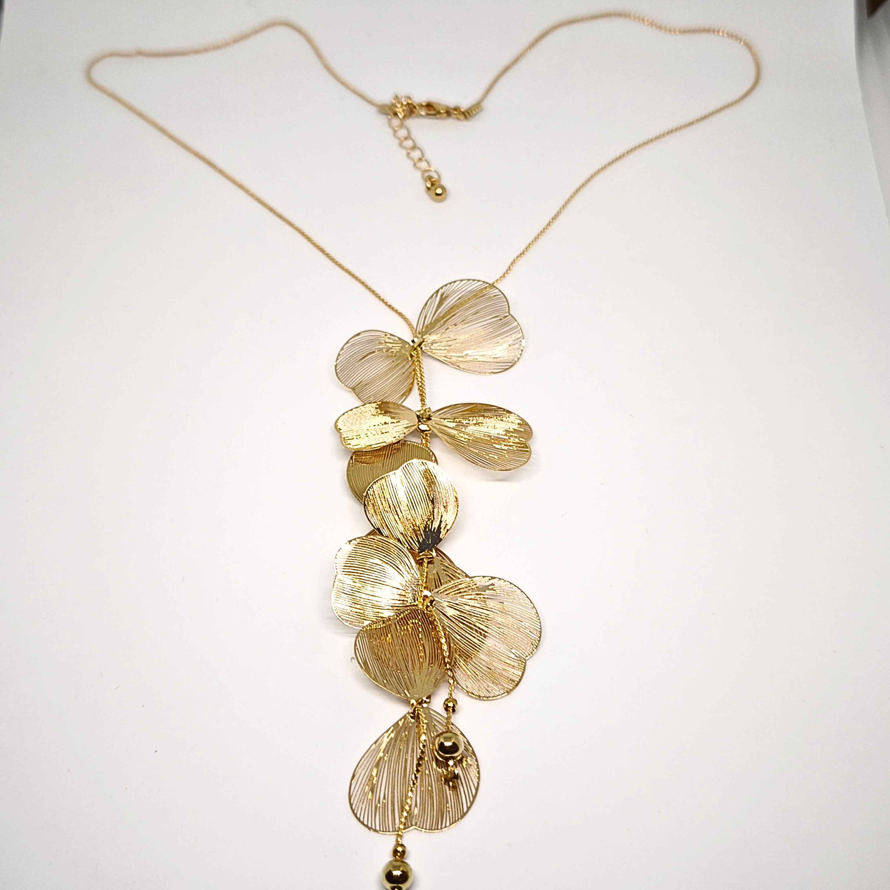 ELEGANT SALKIM ŞEKİLLİ YAPRAK ÇİÇEK GOLD KOLYE