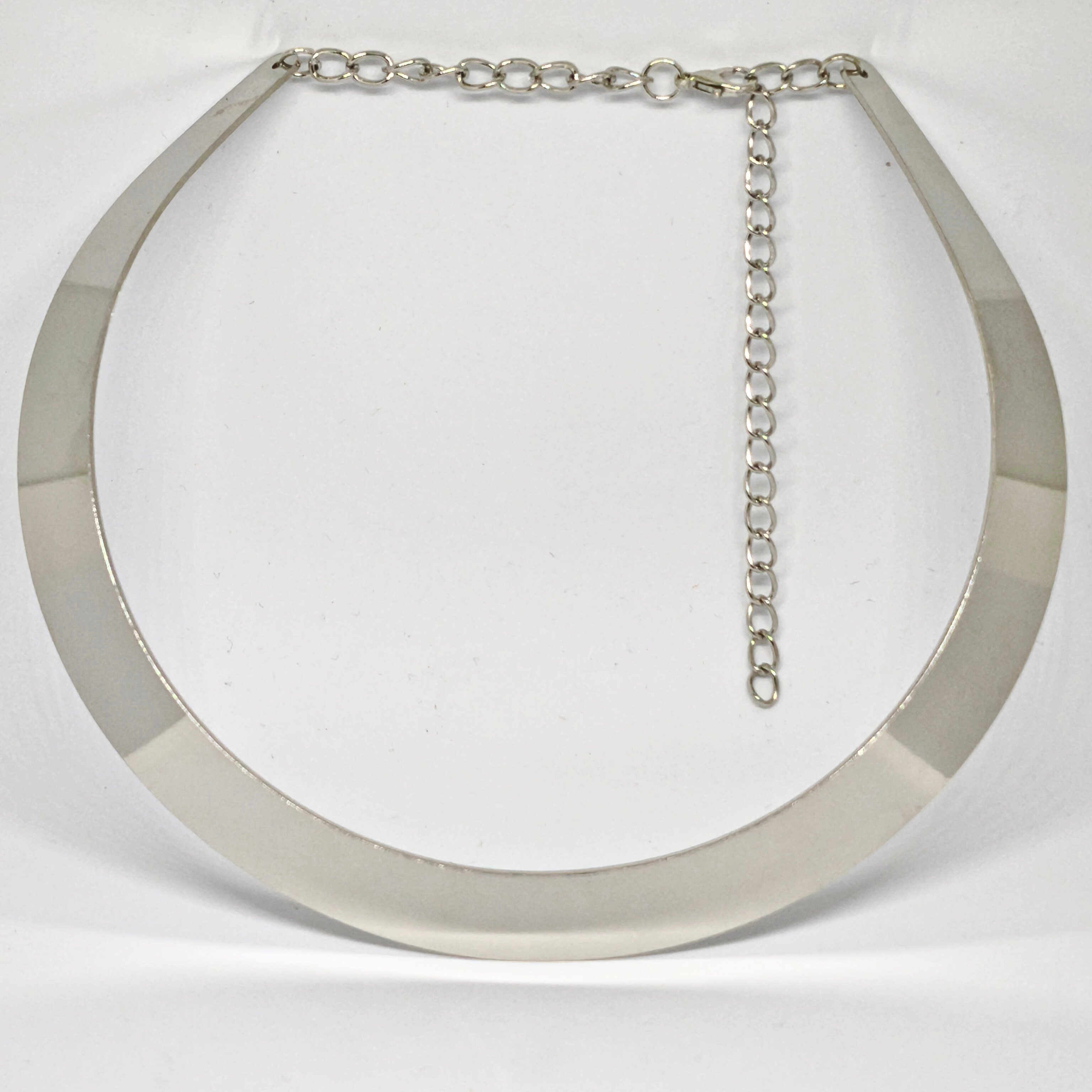 AVANGART YUVARLAK AÇIK MANŞETLİ GÜMÜŞ RENGİ CHOKER KOLYE