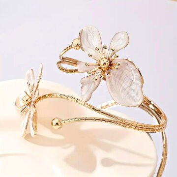 ELEGANT ŞIK ÇİÇEK DESENLİ GOLD BİLEKLİK