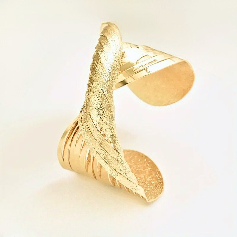 ELEGANT BÜKÜLMÜŞ ŞEKİLLİ ÇİZGİLİ GOLD MANŞET BİLEKLİK