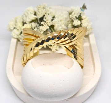 ELEGANT BÜKÜLMÜŞ ŞEKİLLİ ÇİZGİLİ GOLD MANŞET BİLEKLİK