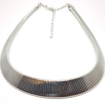 AVANGART  DOKULU YATAY ÇİZGİLİ GÜMÜŞ RENGİ CHOKER KOLYE