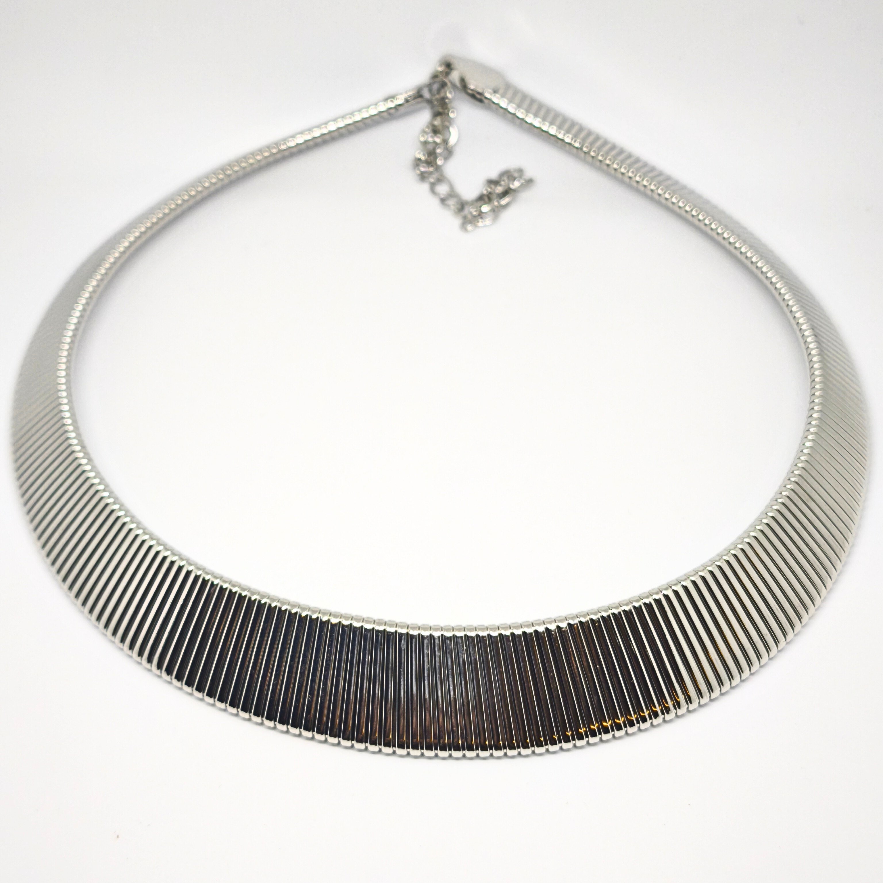 AVANGART  DOKULU YATAY ÇİZGİLİ GÜMÜŞ RENGİ CHOKER KOLYE