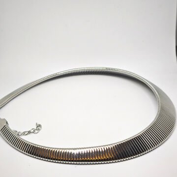 AVANGART  DOKULU YATAY ÇİZGİLİ GÜMÜŞ RENGİ CHOKER KOLYE