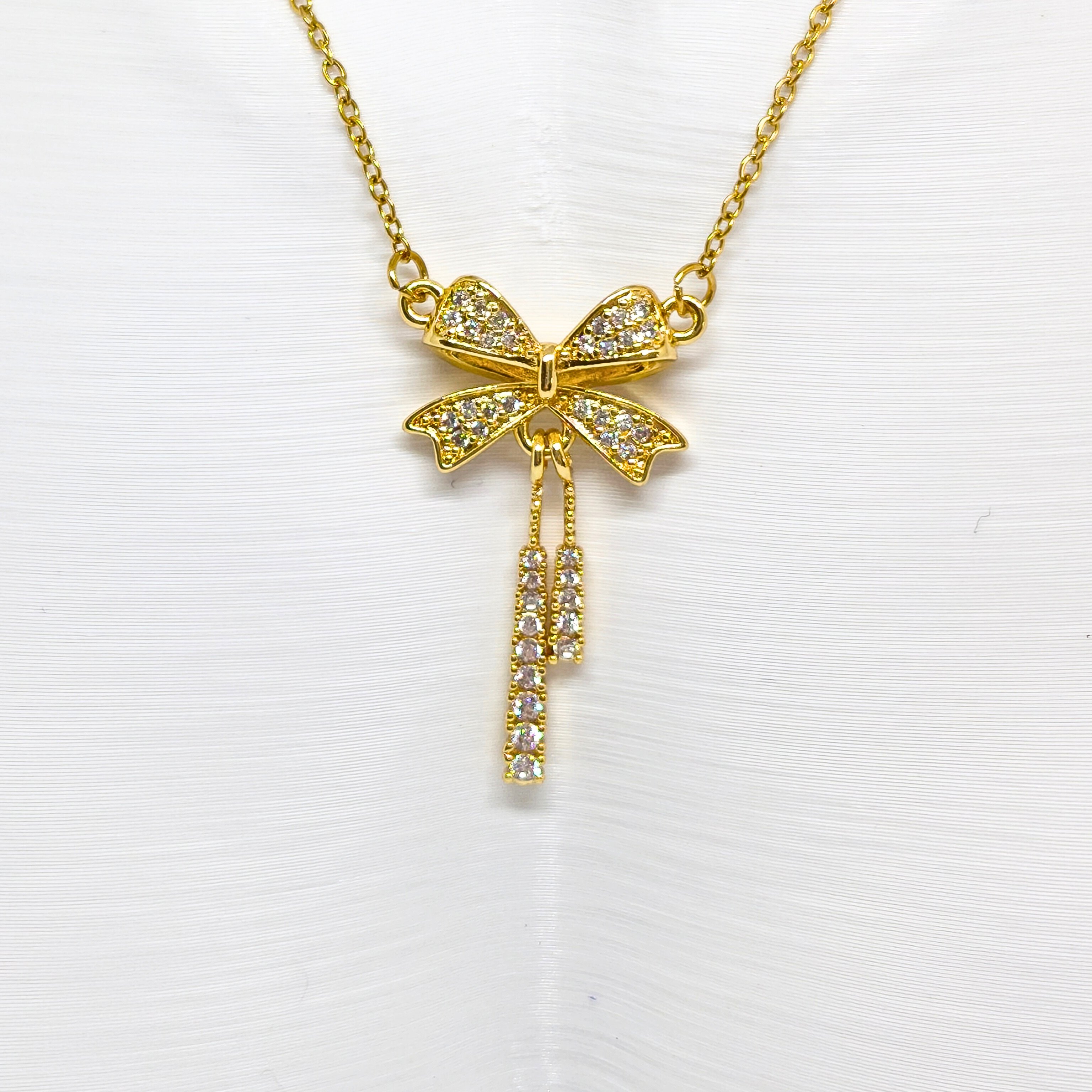 ELEGANT PASLANMAZ ÇELİK  TAŞLI  FİYONK TASARIMLI GOLD KOLYE