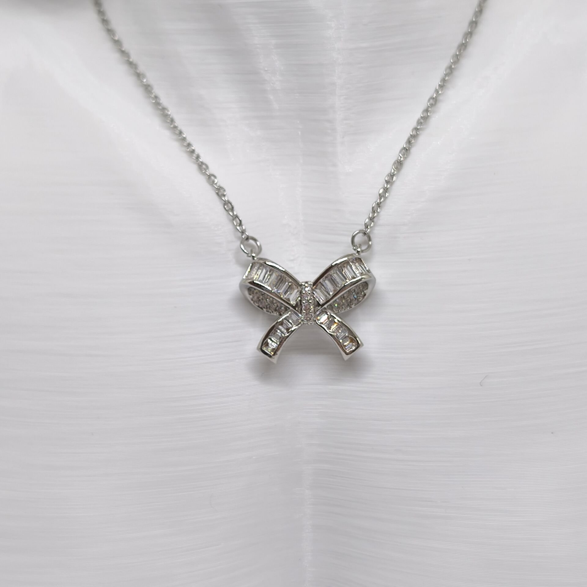 ELEGANT PASLANMAZ ÇELİK  BAGET TAŞLI  FİYONK TASARIMLI   KOLYE