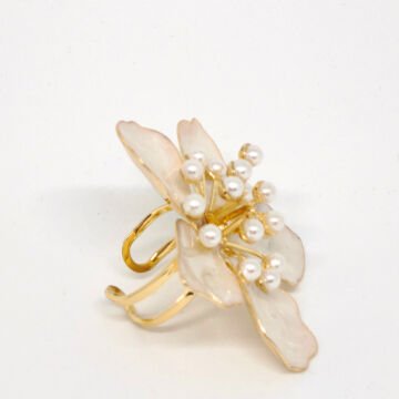 İNCİ DETAYLI BEYAZ YAPRAKLI GOLD ÇİÇEK YÜZÜK