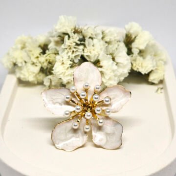 İNCİ DETAYLI BEYAZ YAPRAKLI GOLD ÇİÇEK YÜZÜK