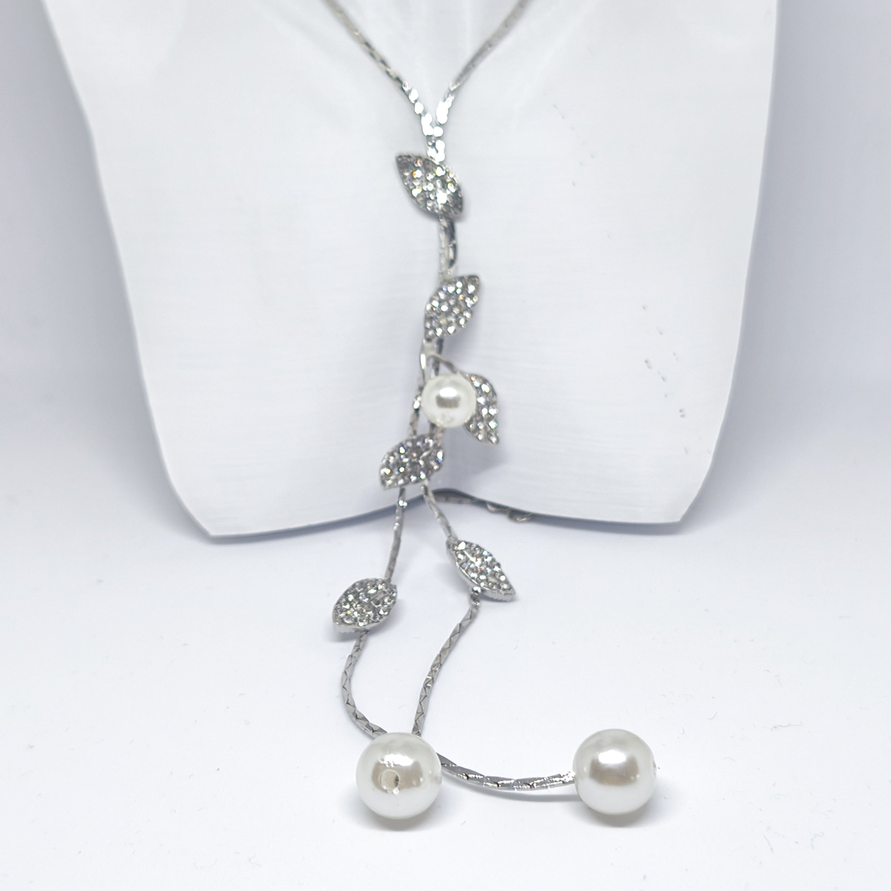 Şık Uzun Kazak Zinciri  Minimalist Yaprak Desenli Katmanlı Zincir,İnci Detaylı Gümüş Rengi Kolye