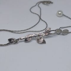 Şık Uzun Kazak Zinciri  Minimalist Yaprak Desenli Katmanlı Zincir,İnci Detaylı Gümüş Rengi Kolye