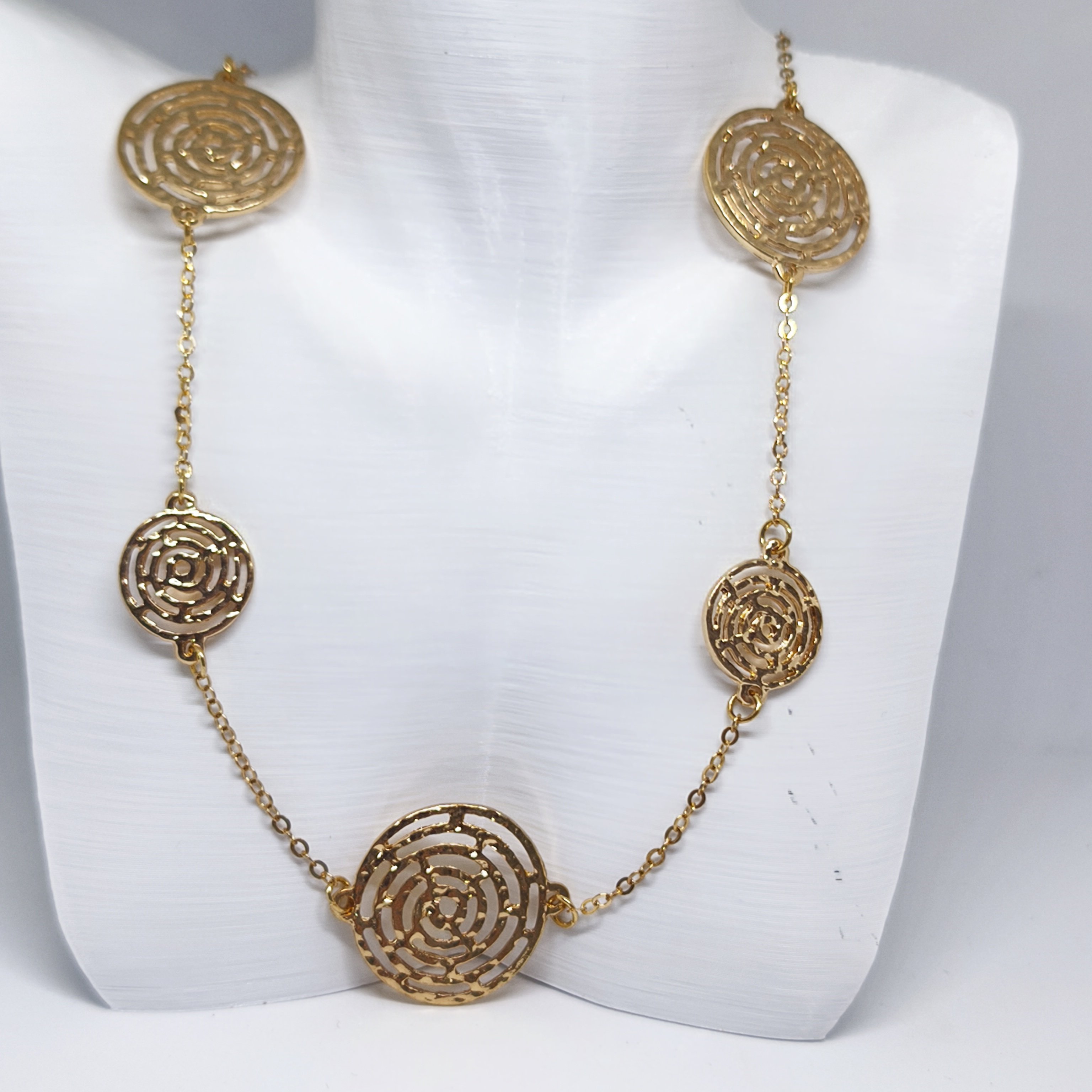 Şık Örümcek Ağı Kesimli Büyük ve Küçük Yuvarlak Halka Bağlantılı Gold Kolye